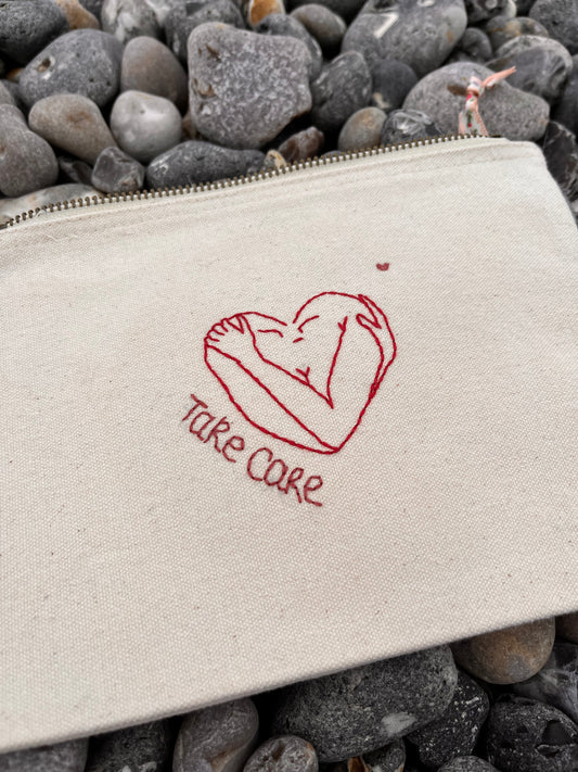 Pochette brodée Take care
