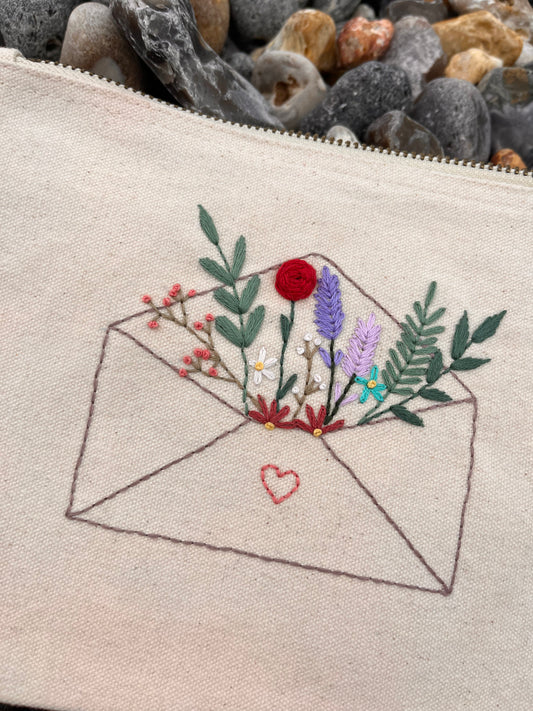 Pochette brodée fleurie