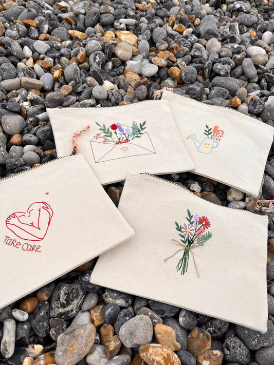 Pochette brodée bouquet de fleurs