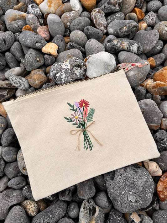 Pochette brodée bouquet de fleurs