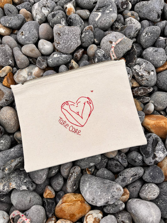 Pochette brodée Take care