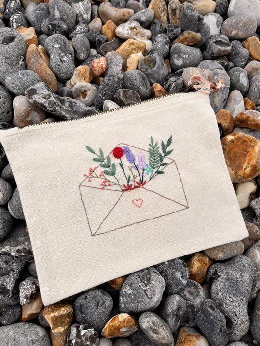 Pochette brodée fleurie